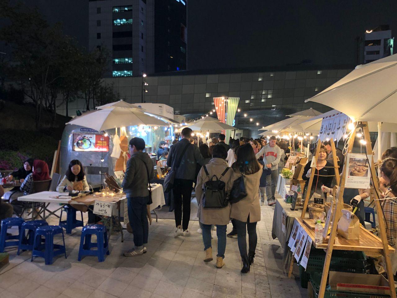 2025 Dongdaemun Night Market Visit! - Enjoy all the attractions from lively DDP night market!